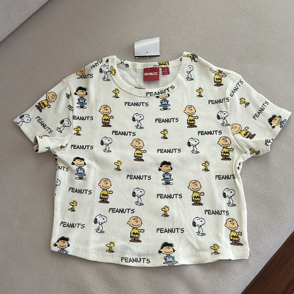 PEANUTS LICENSED JUNIOR SHORT SLEEVE CROP TOP SIZE SMALL NWT - Picture 2 of 7